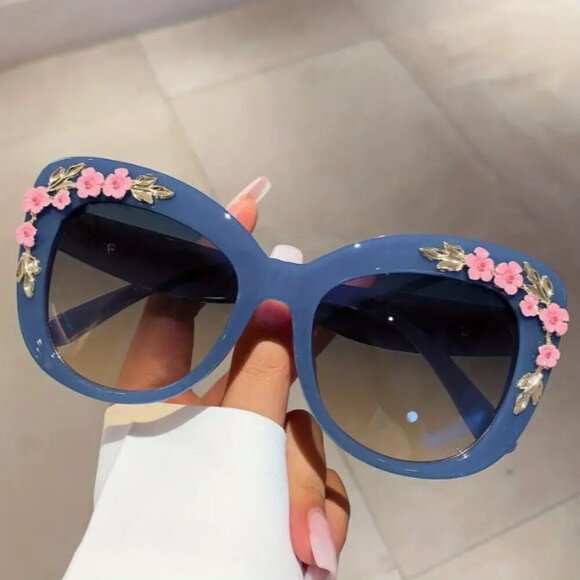 NEW Retro 50\'s Blue Flower Accented Cat\'s Eye Sunglasses